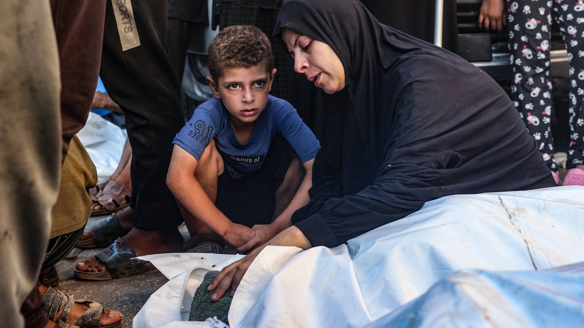 طفل فلسطيني ووالدته يودعان أحد أفراد عائلتهما في غزة