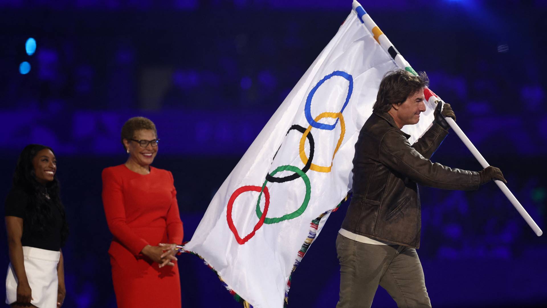 الممثل الأمريكي توم كروز يحمل العلم الأولمبي