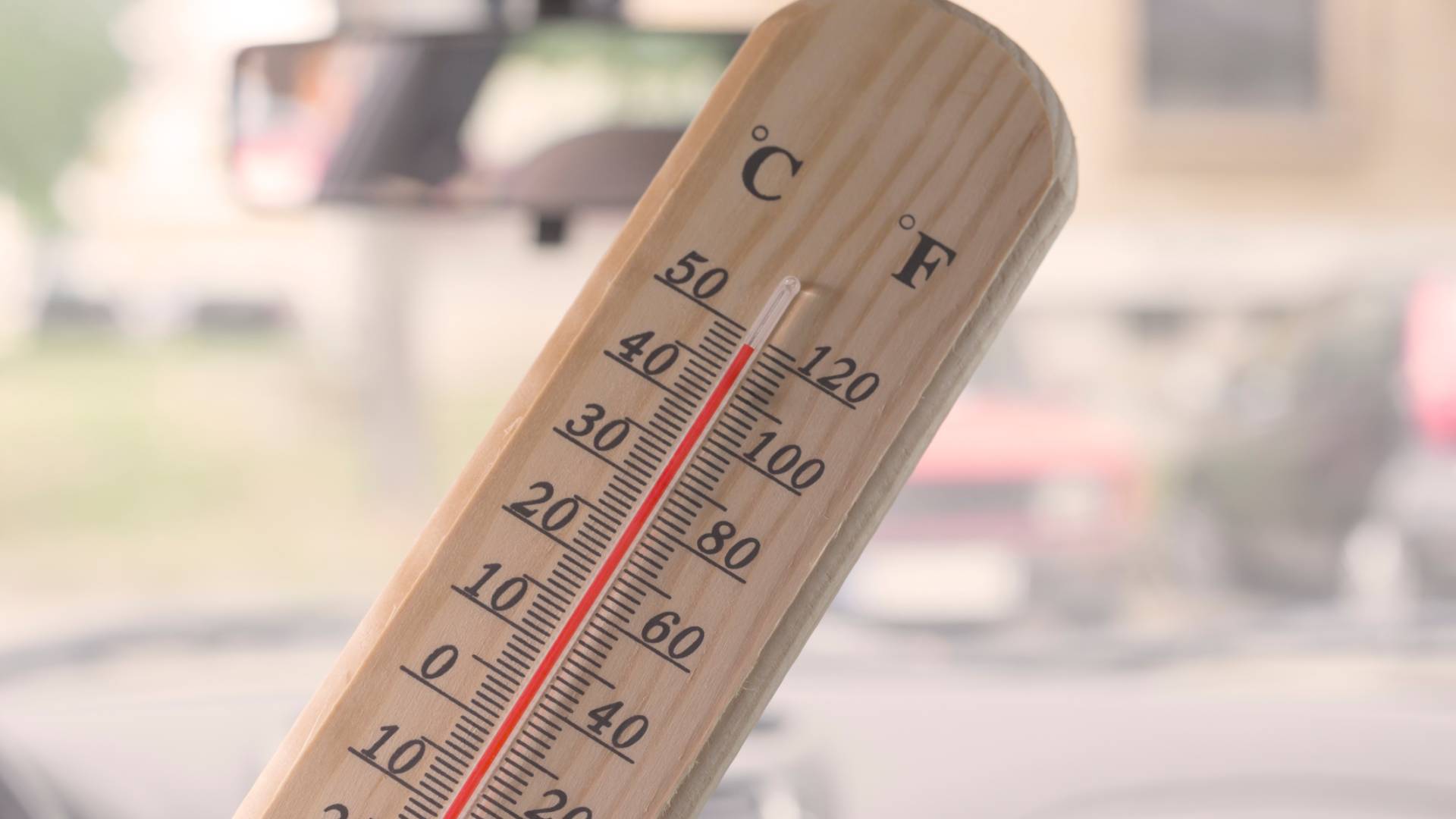 ميزان حرارة يشير إلى ارتفاع درجات الحرارة إلى 40 درجة مئوية
