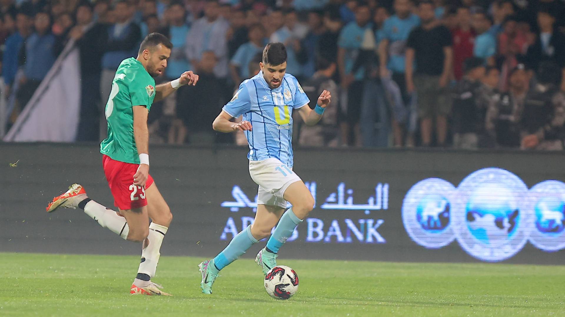 لاعبا الفيصلي والوحدات "أرشيفية:"