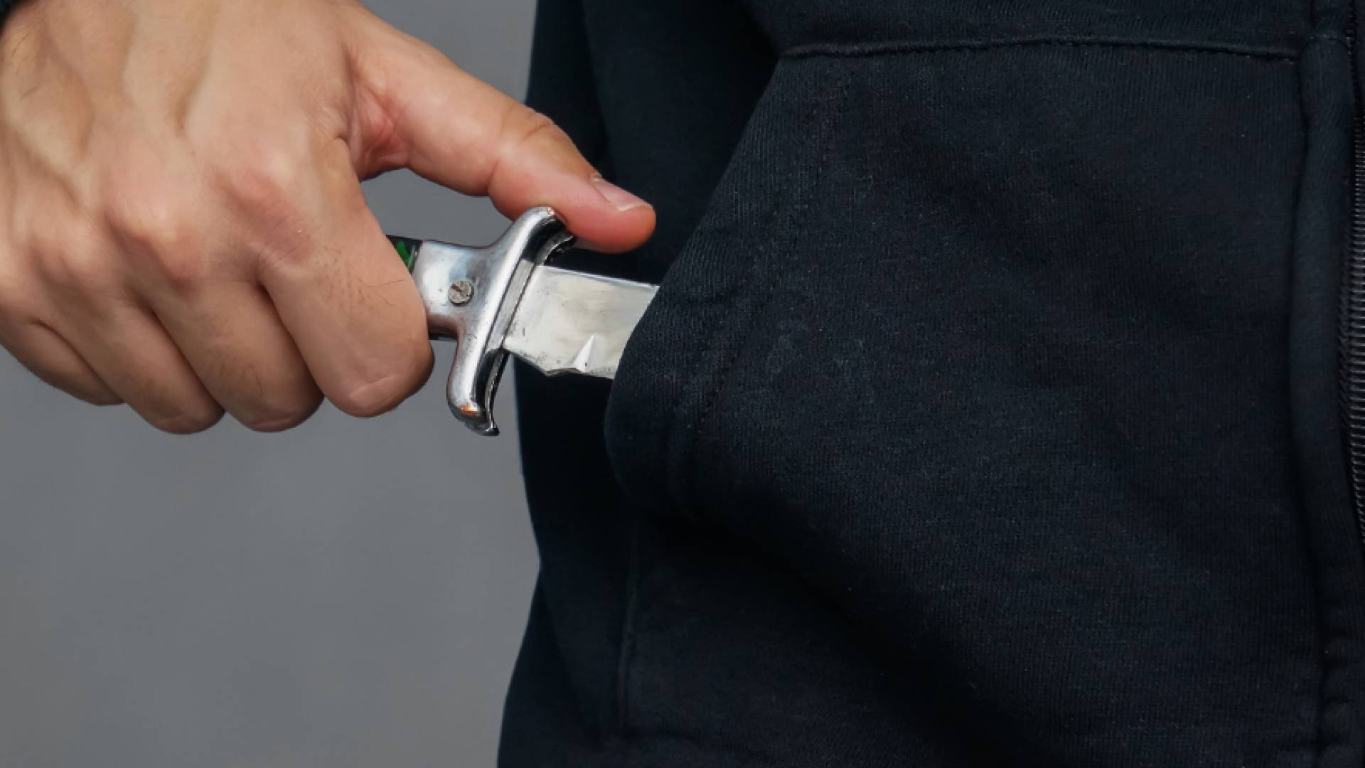 شخص يحمل أداة حادة