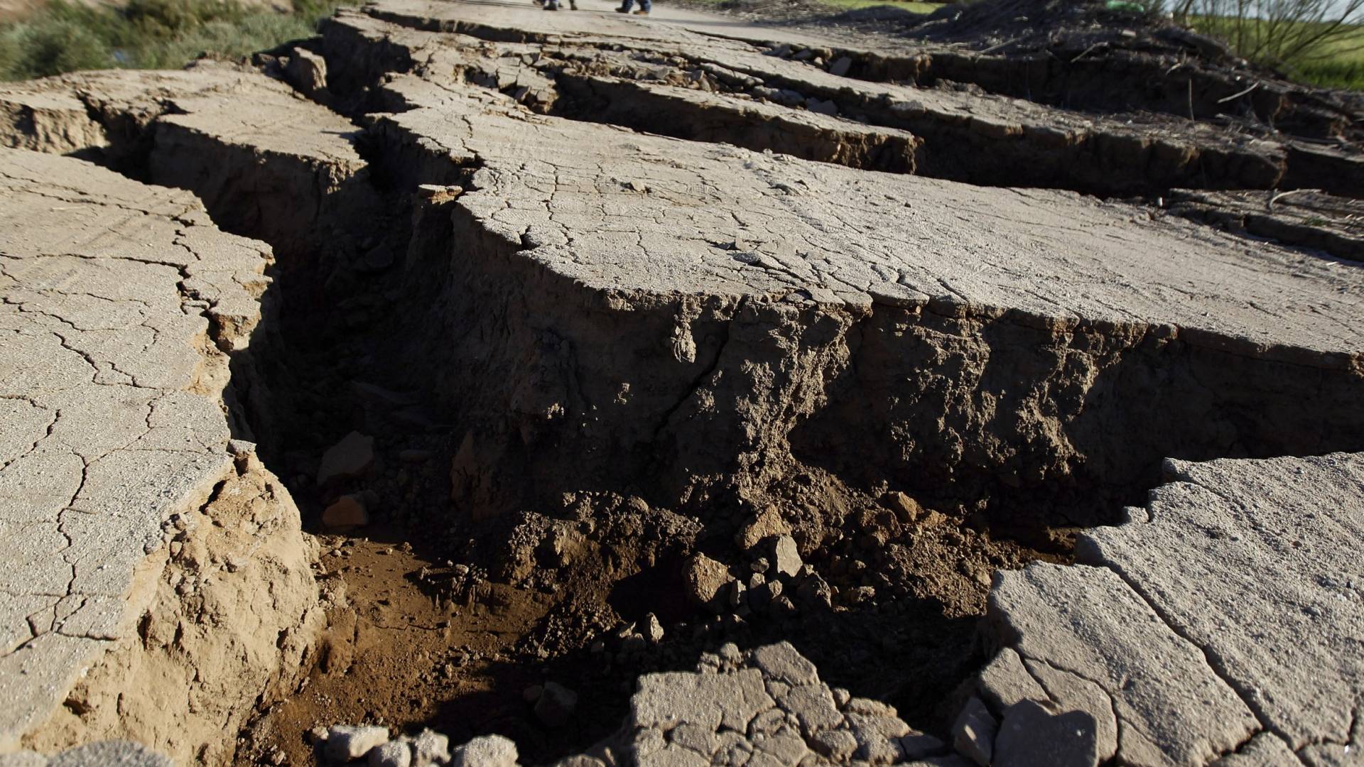 طريق متصدع جراء وقوع زلزال - أرشيفية