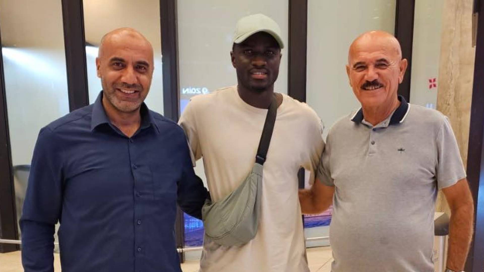 المهاجم السنغال سيمون ديدو مع إدارة النادي الفيصلي