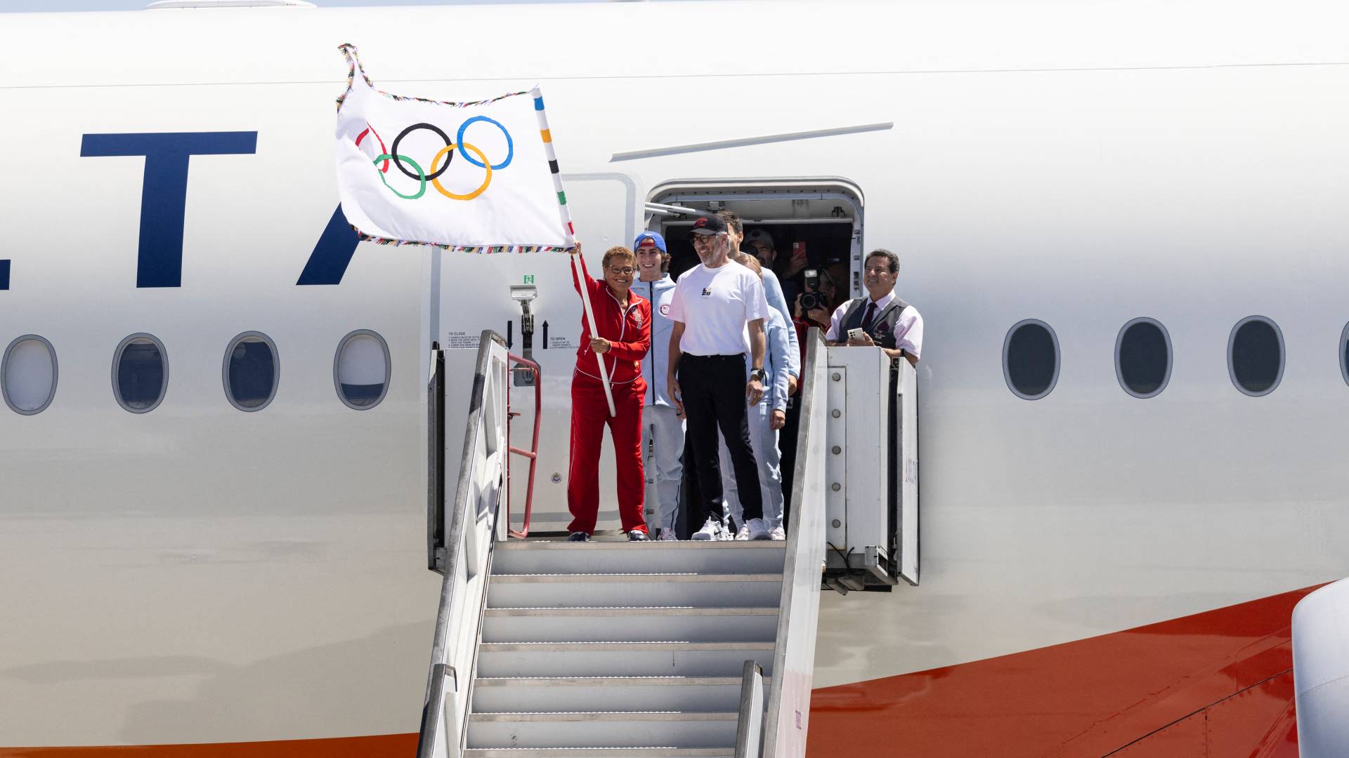 العلم الأولمبي يصلل مدينة لوس لأنجلوس