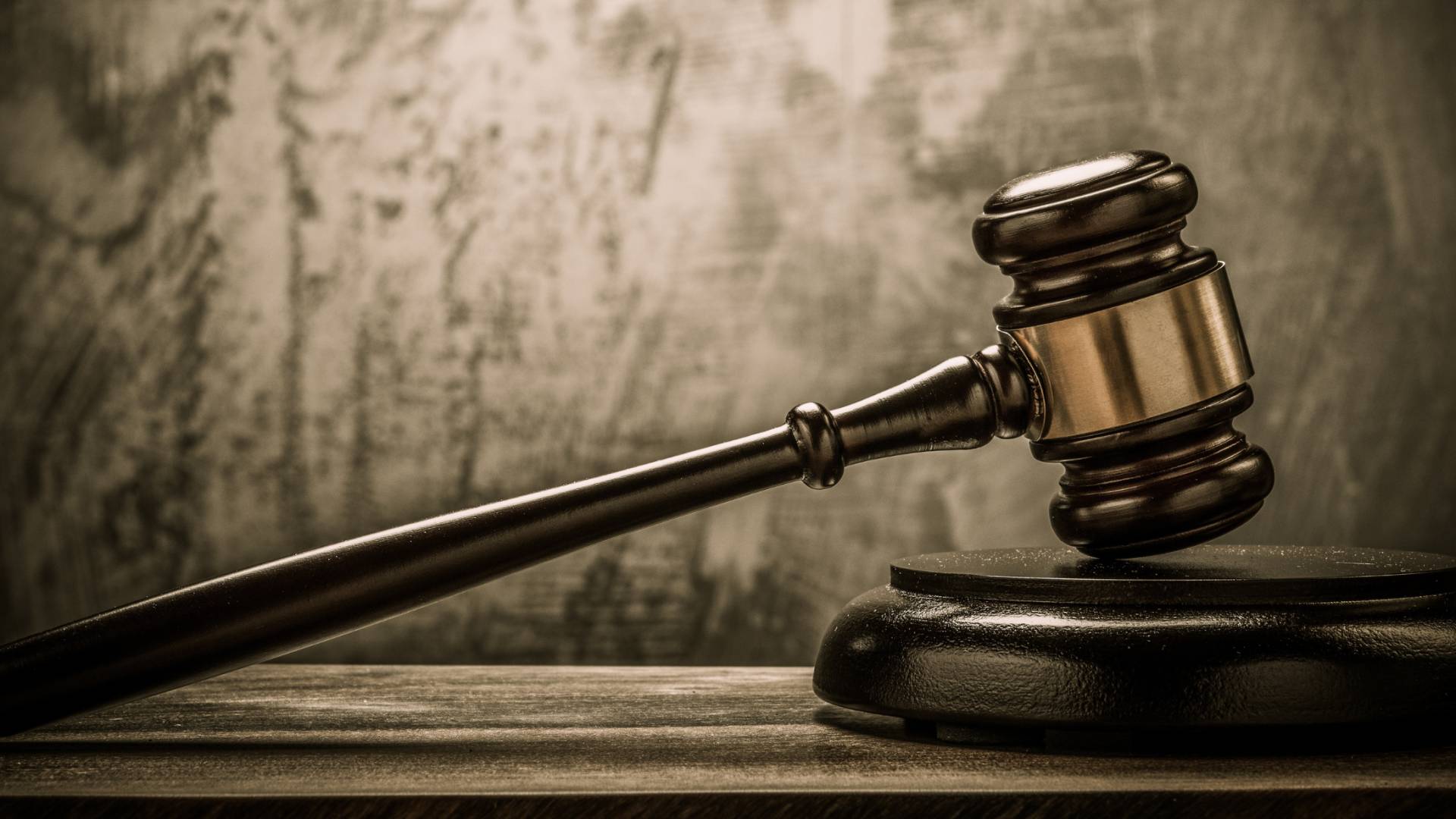 مطرقة قاض وسندان