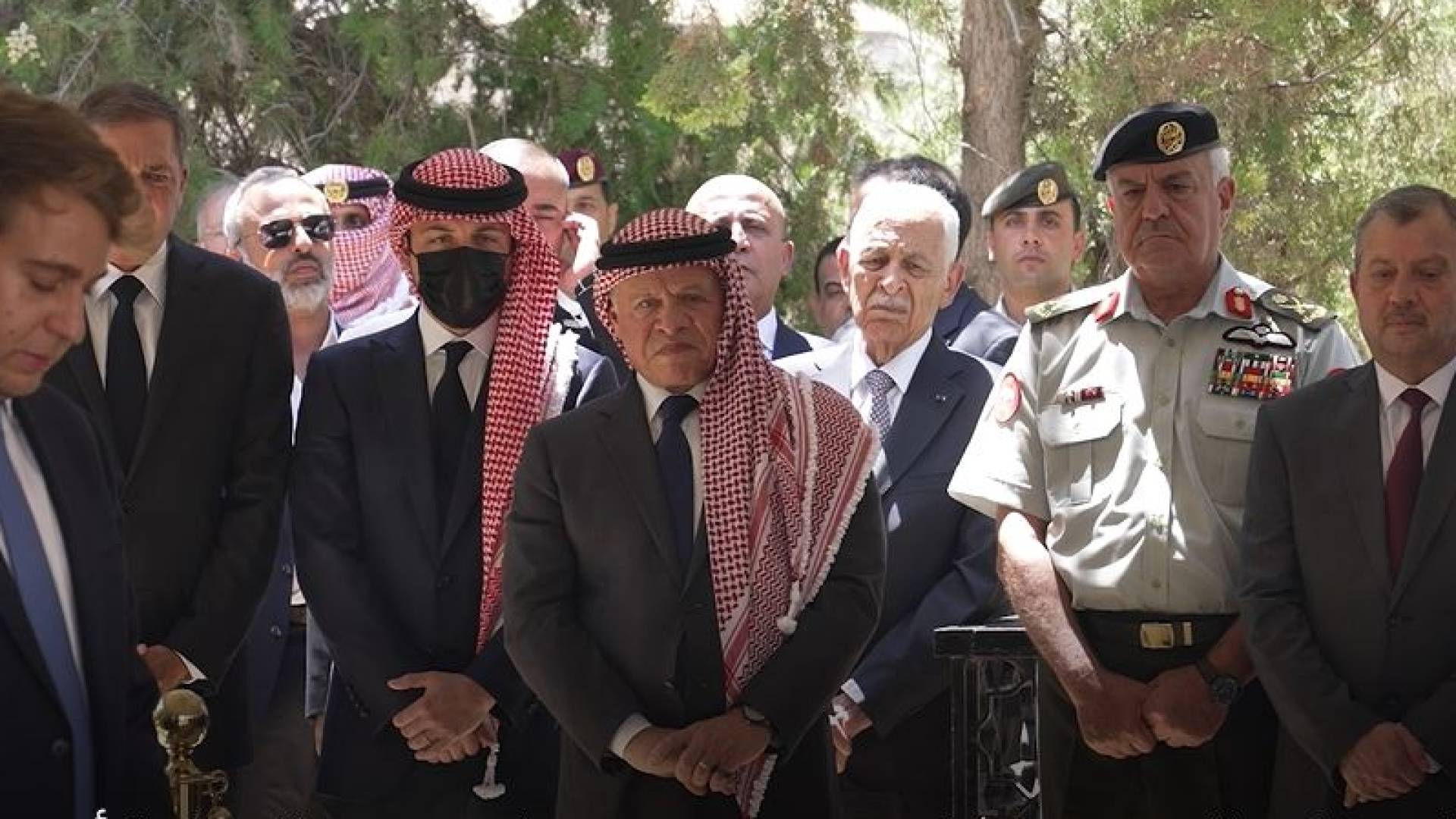 جلالة الملك عبدالله الثاني وولي العهد خلال مشاركتهم في تشييع رئيس الوزراء الأبق زيد الرفاعي