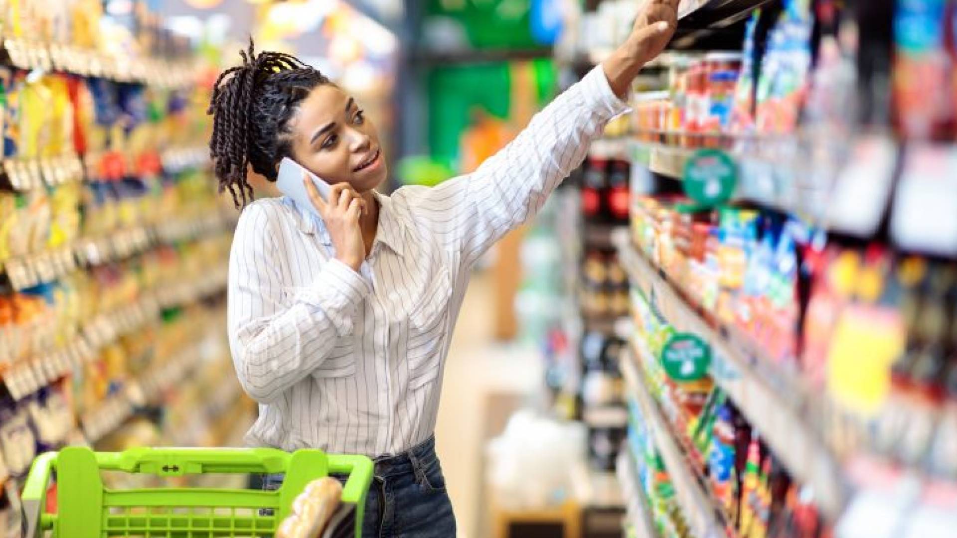 سيدة تتسوق - تعبيرية