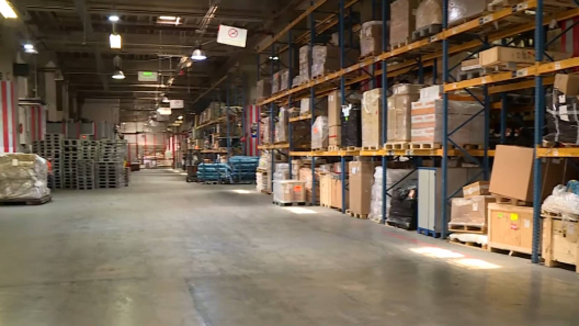 شركات البريد السريع تناشد الحكومة لمراجعة قرار نقل التخليص الجمركي من المطار