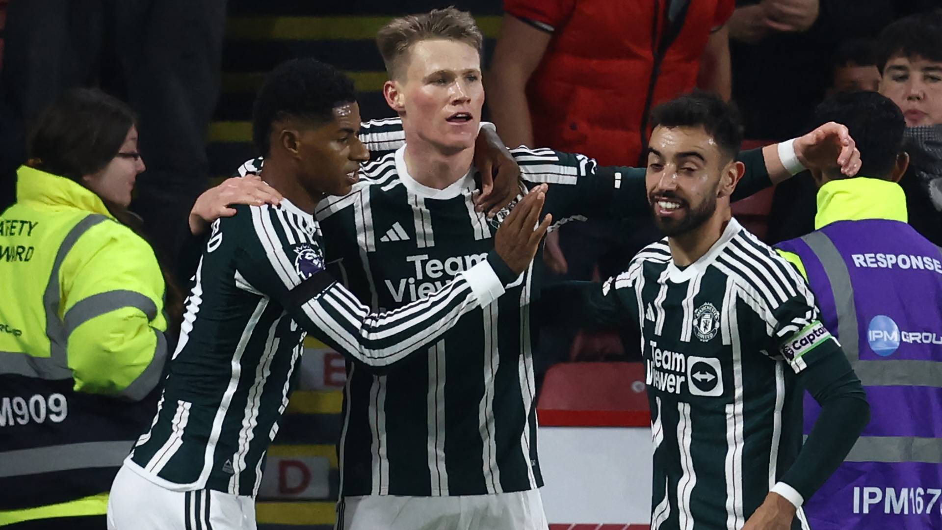 برونو فرنانديز يحتفل بهدف سابق مع لاعبي اليونايتد