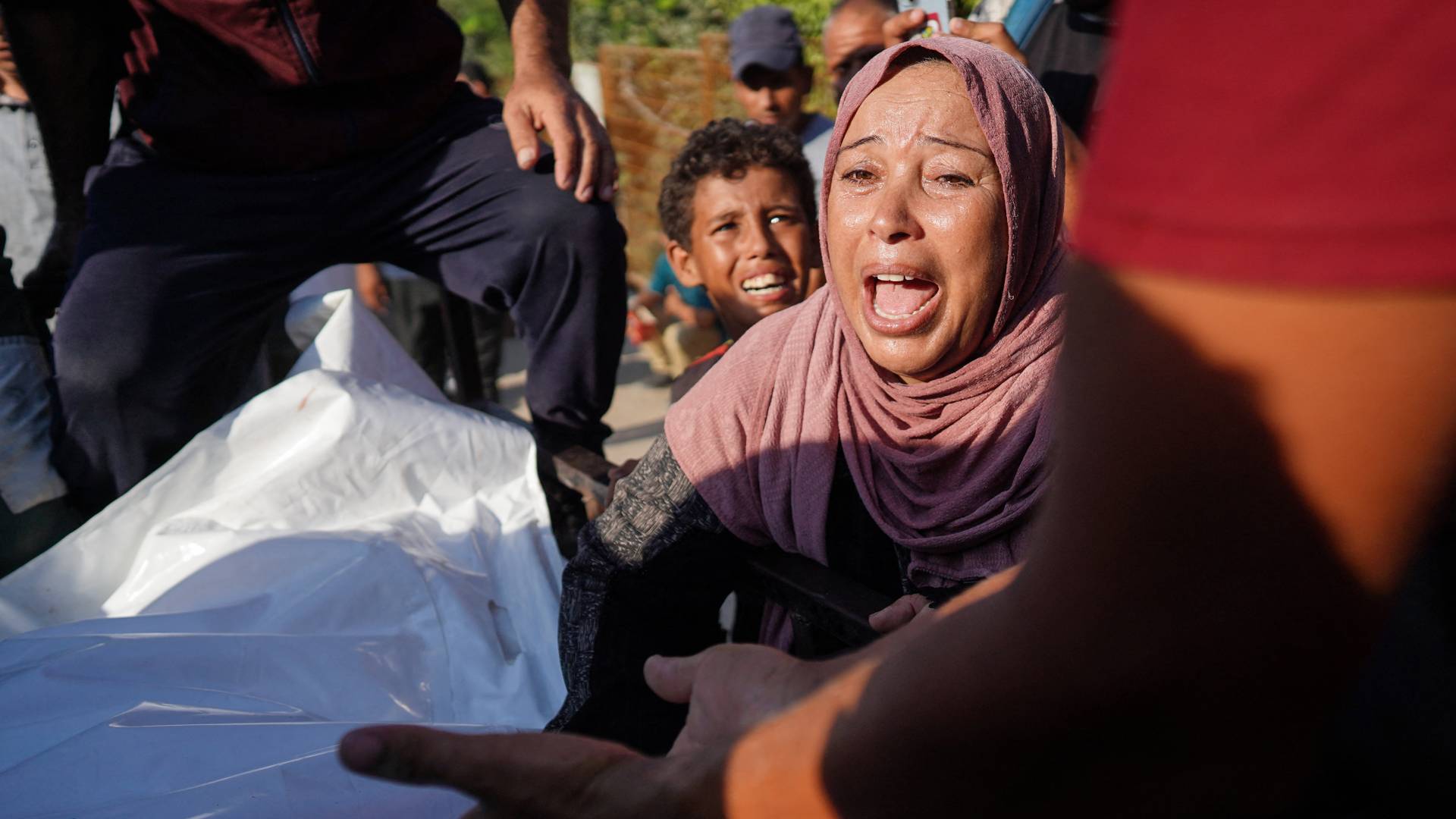 فلسطينية تصرخ وتبكي أحد أفراد عائلتها في غزة