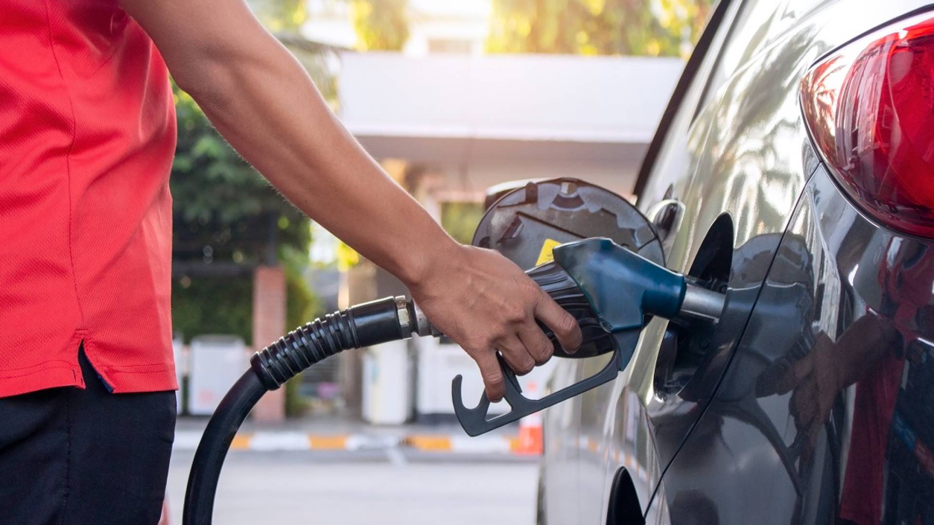 الحكومة: ارتفاع أسعار المحروقات في الأسبوع الثاني من آب عالميا