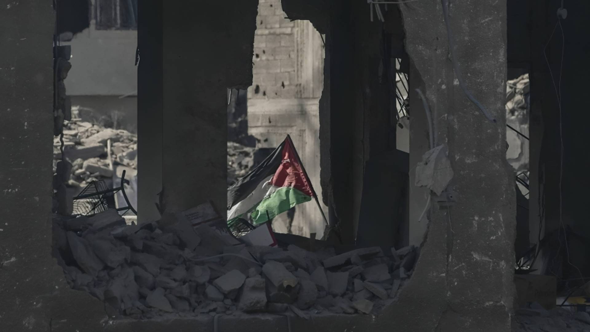 علم فلسطين بين الركام