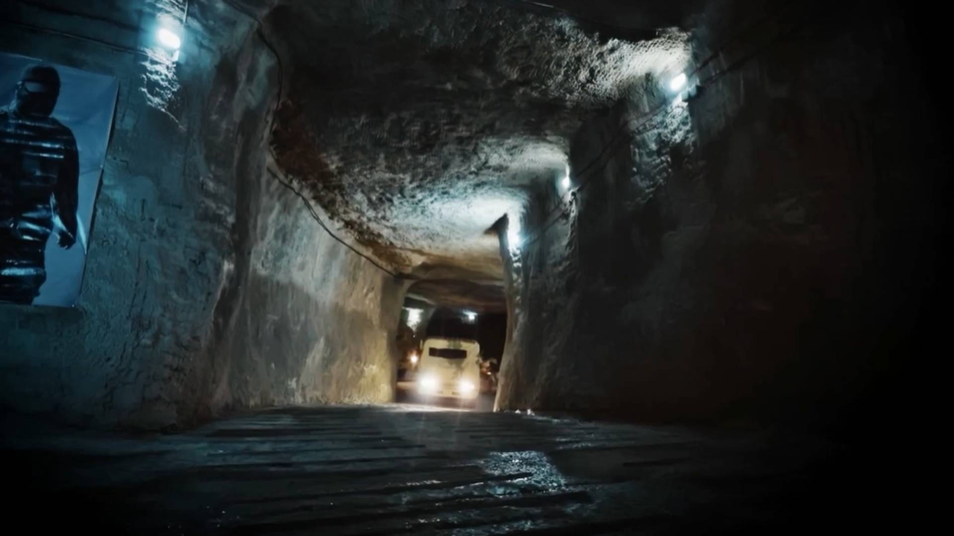 شاحنات تحمل صواريخ تحت أنفاق ضخمة في لبنان