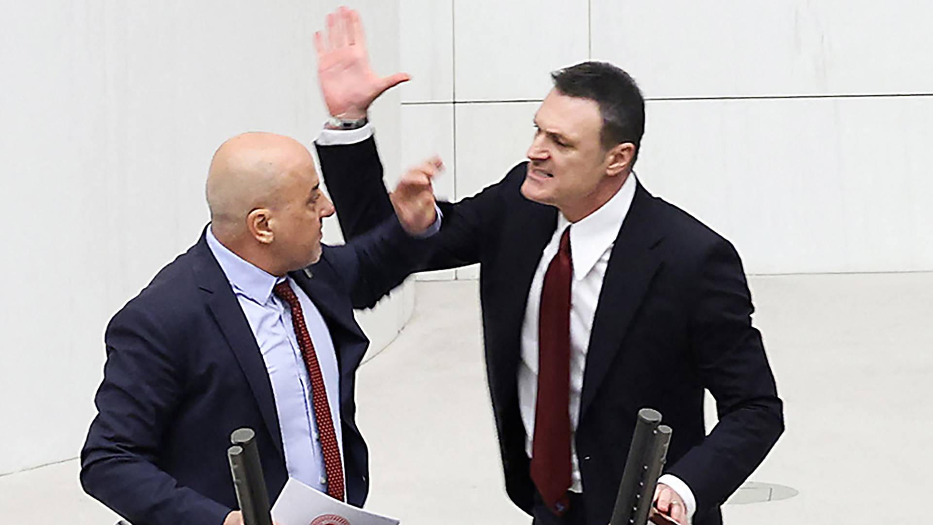 نائب تركي يصفع نائب آخر