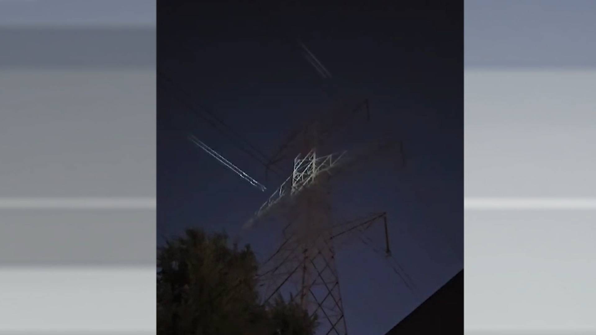 مواطن يرصد مرور موجات مضيئة على أحد خطوط كهرباء