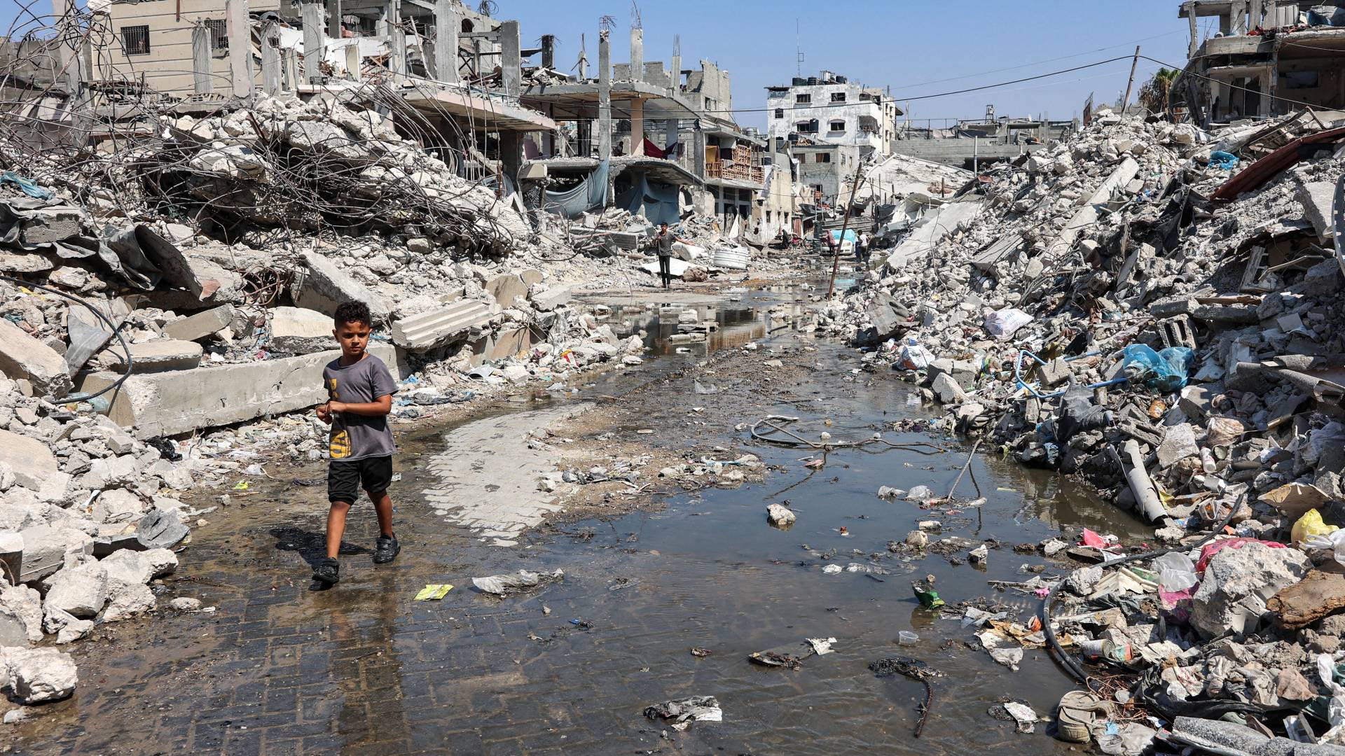 دمار الأبنية في مخيم جباليا في غزة