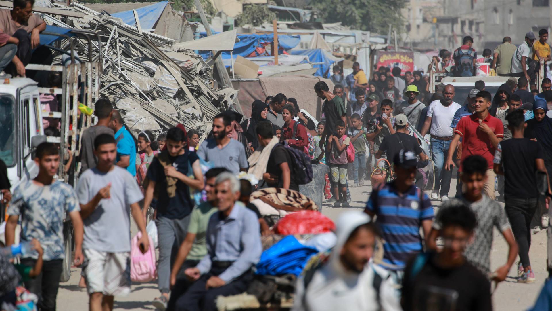 نازحون فلسطينيون يغادرون منطقة شرق خان يونس