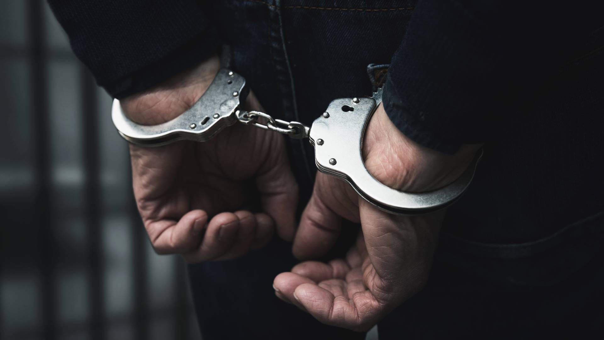 صورة توضح القبض على شخص
