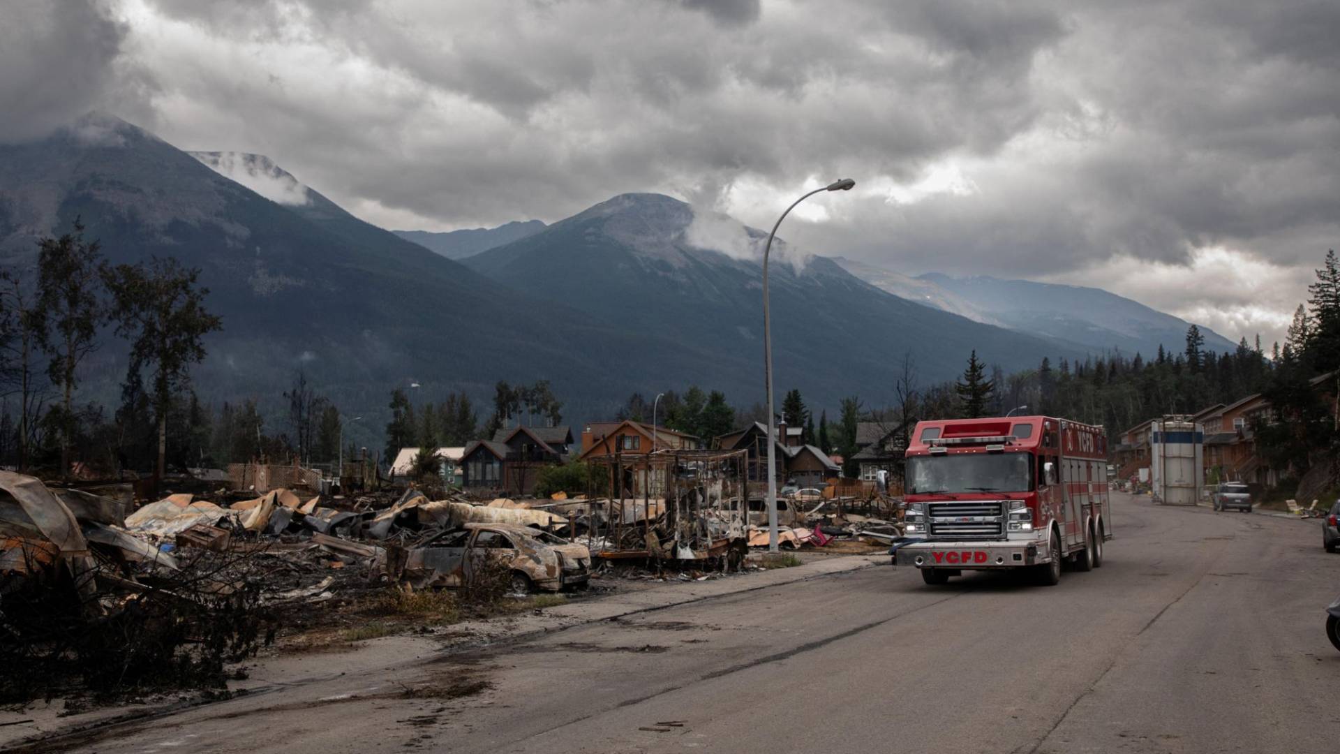 دمار جراء اندلاع حرائف ببلدة جاسبر في كندا