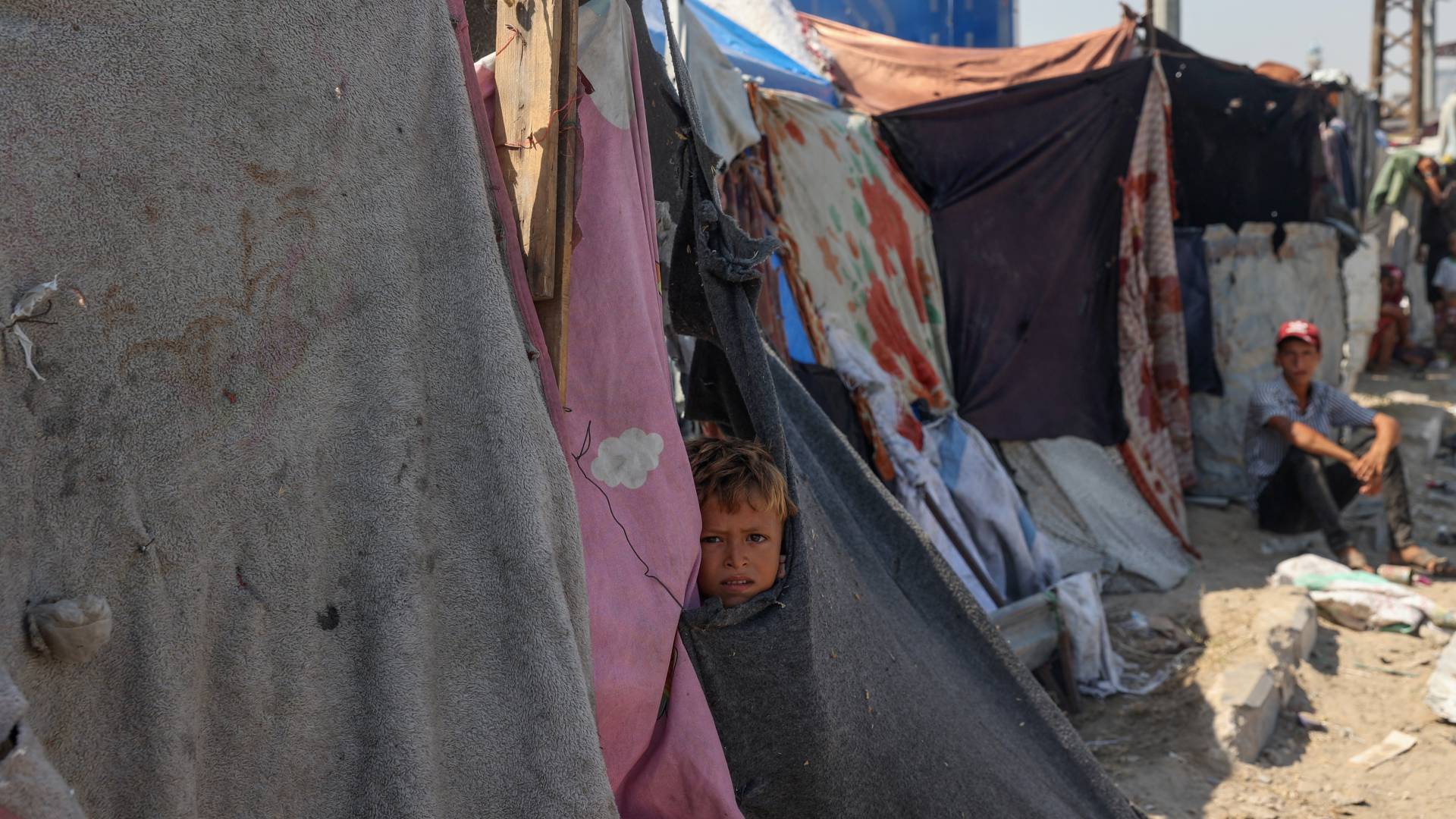 طفل فلسطيني في خيمة النزوح في غزة "تعبيرية أ ف ب"