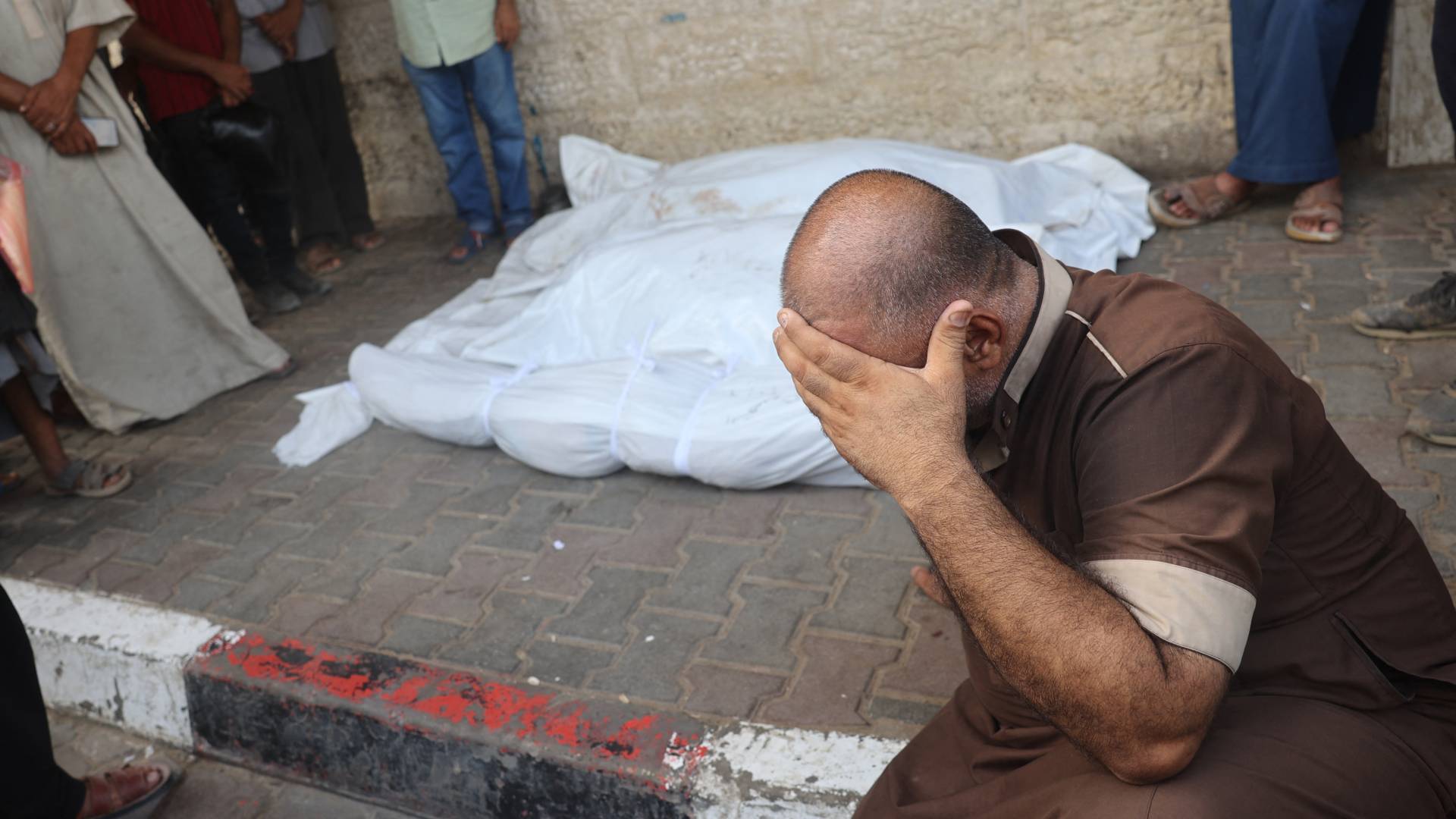 فلسطيني يبكي أفراد عائلته في غزة