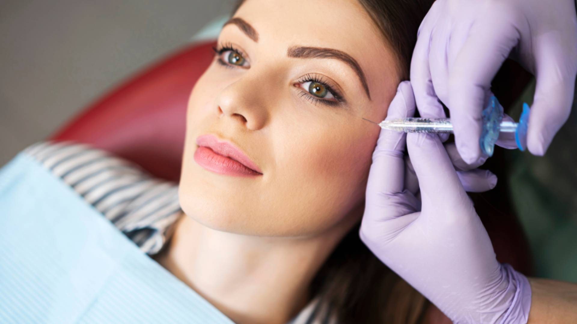 سيدة تحصل على حقنة تجميلية