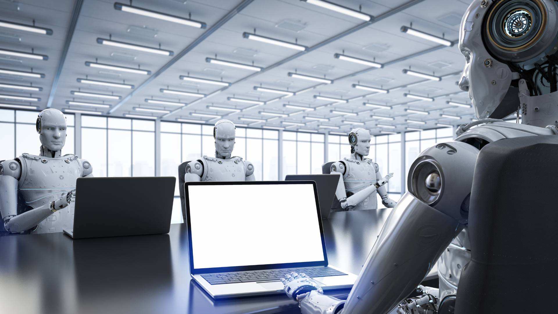 صورة تظهر روبوتات في مكتل العمل