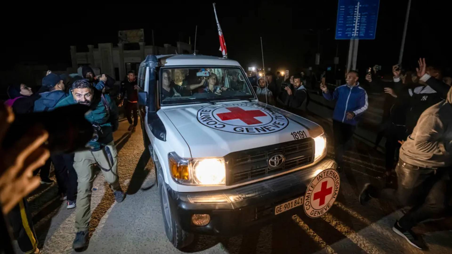 سيارة للصليب الأحمر  تقل أسرى ضمن صفقة التبادل الأولى