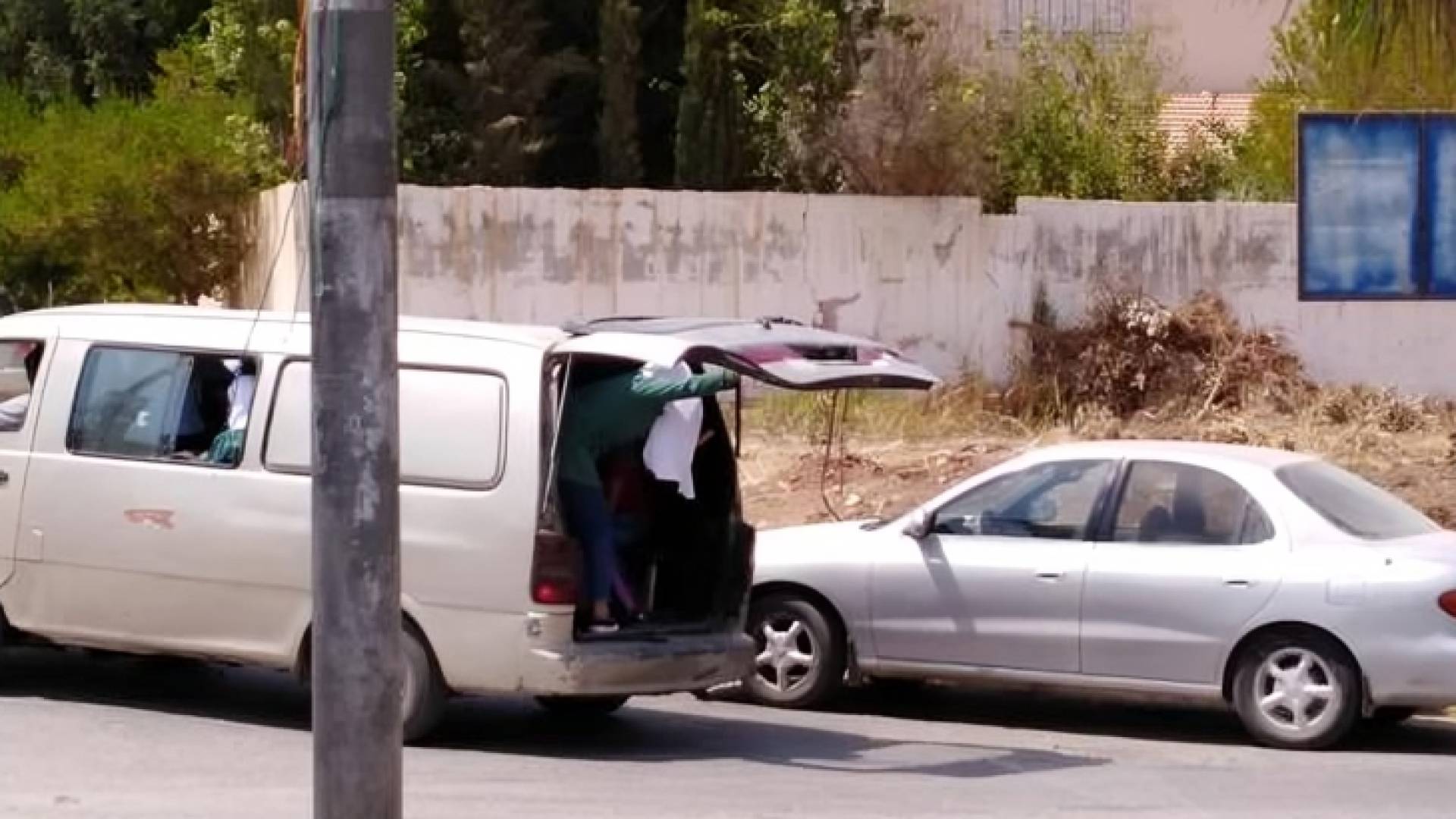 باص صغير ينقل طلبة مدارس