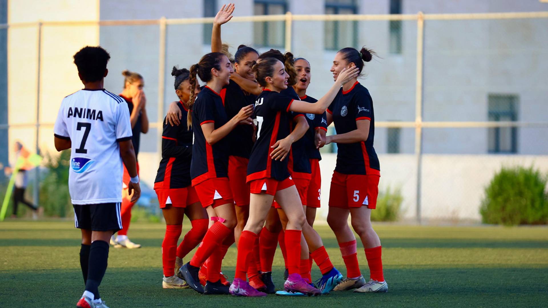 لاعبات الاتحاد يحتفلن بهدف سابق