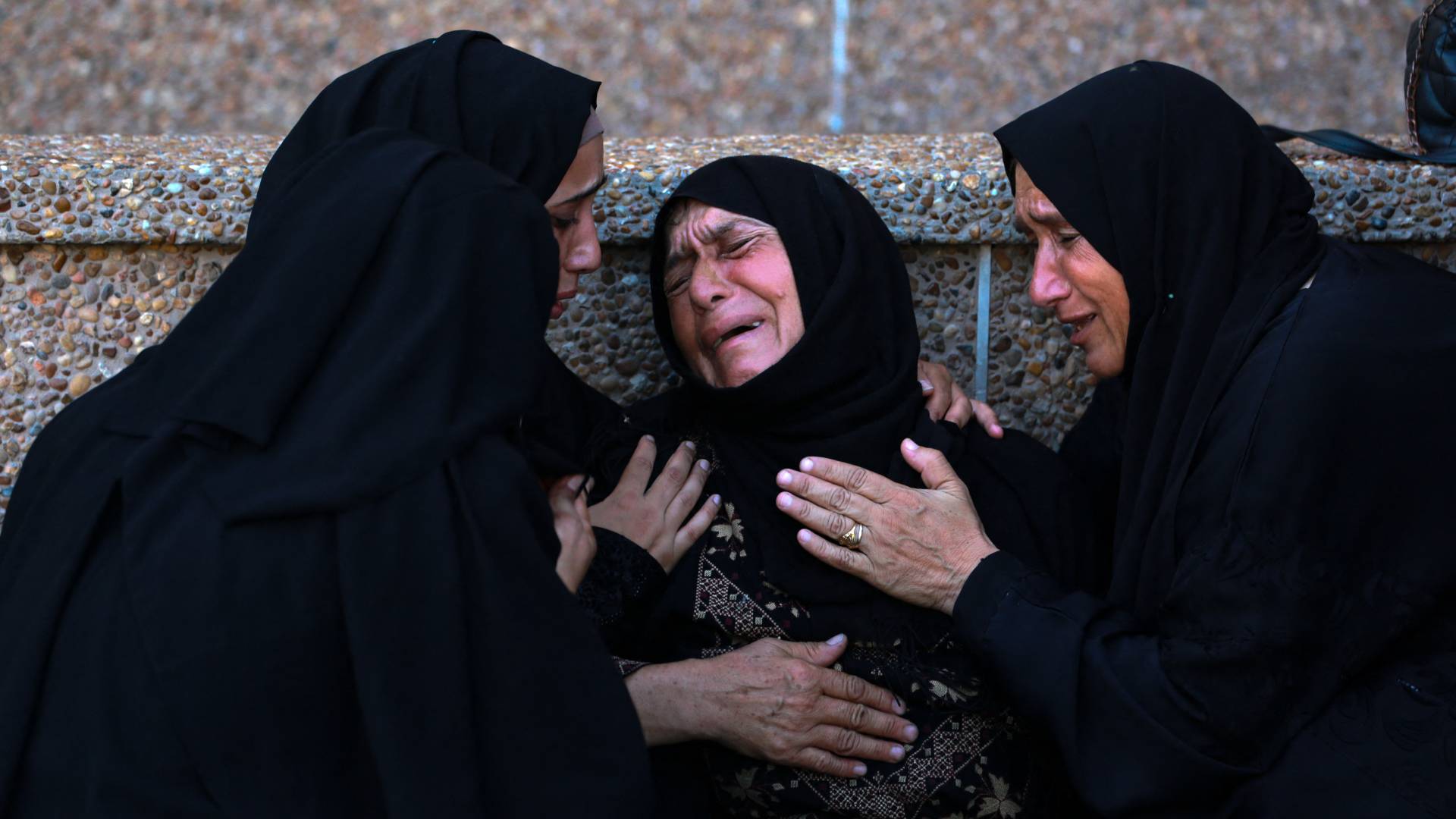 فلسطينية تبكي أحد أفراد عائلتها في غزة