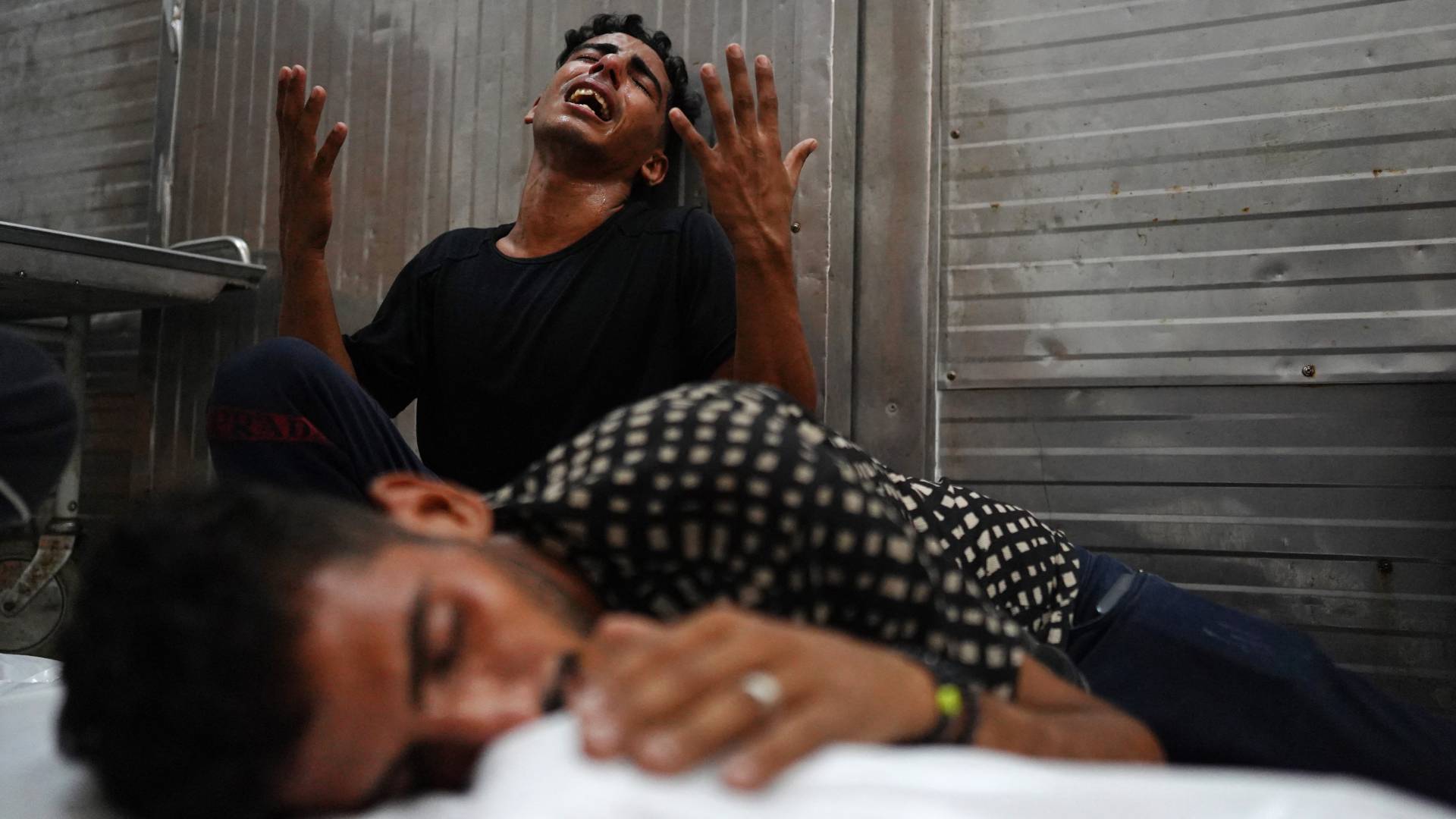 فلسطينيون يشيعون جثمان أحد أقاربهم في غارة للاحتلال على خان يونس
