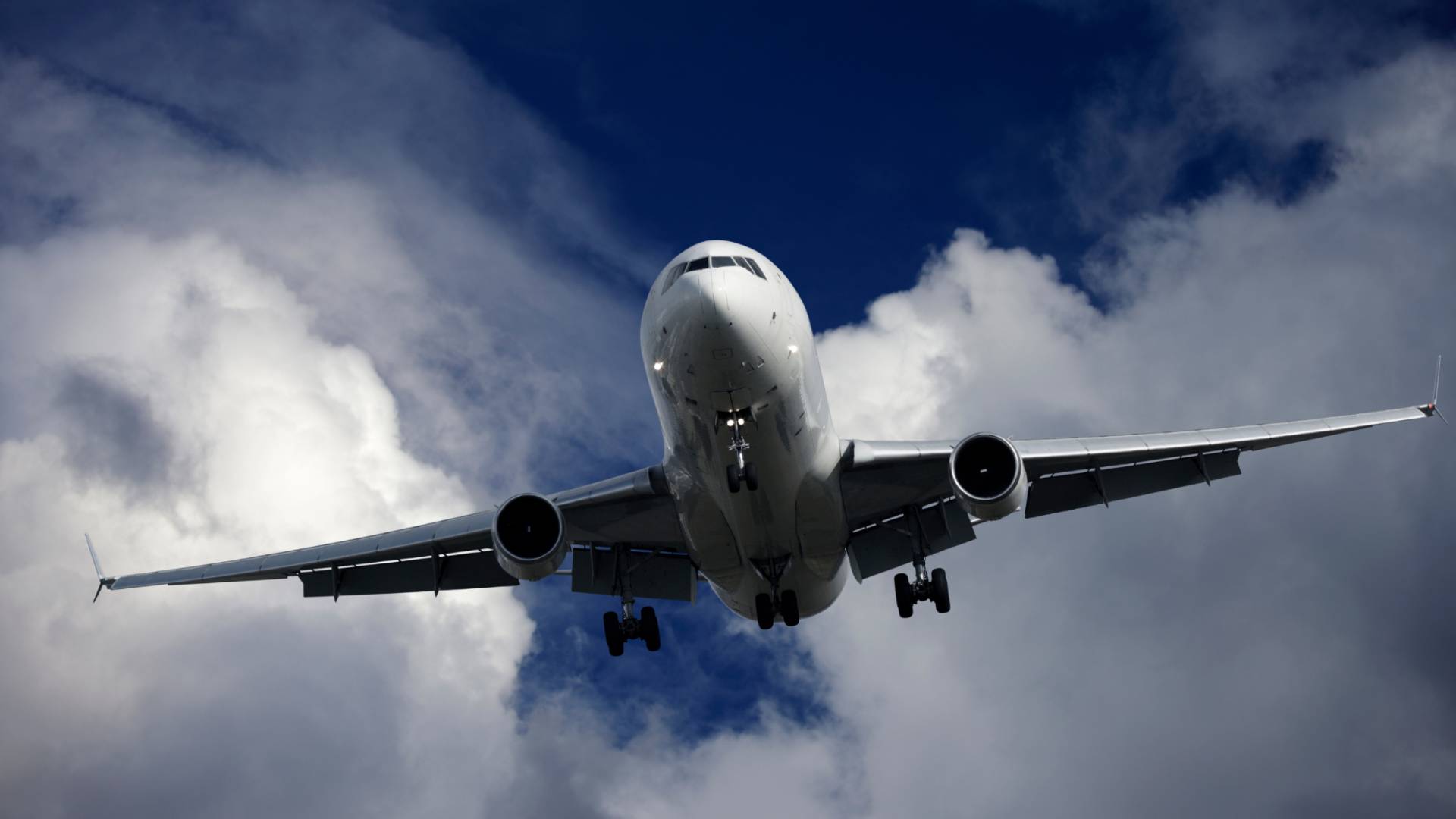 صورة تعبر عن طائرة في السماء