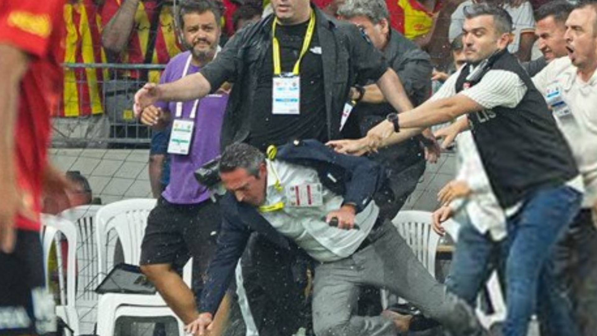اعتداء أحد الجماهير على رئيس نادي فنربخشة علي كوتش