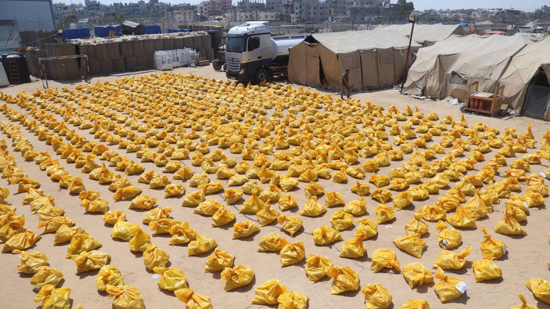 مساعدات غذائية لأهالي قطاع غزة