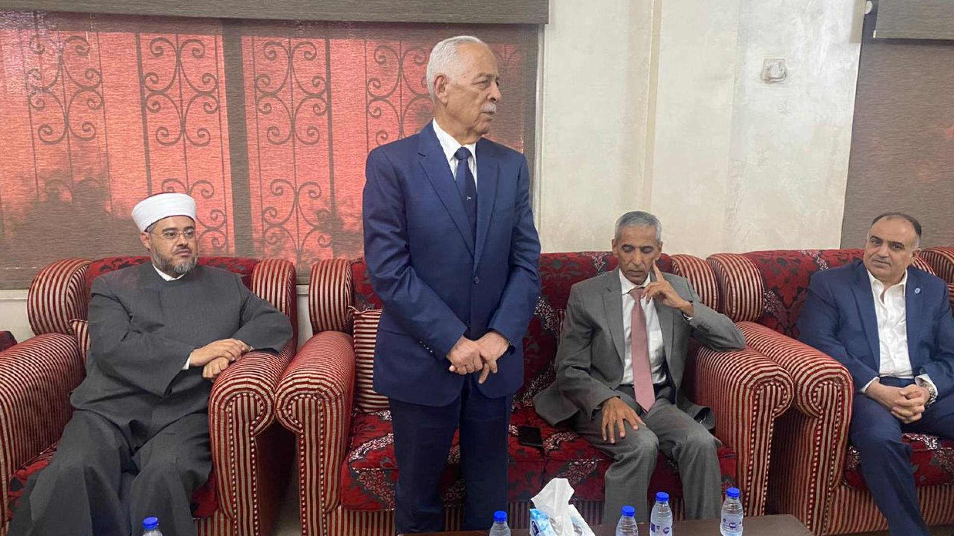 العيسوي يقدم واجب العزاء إلى عشيرة الفاعور