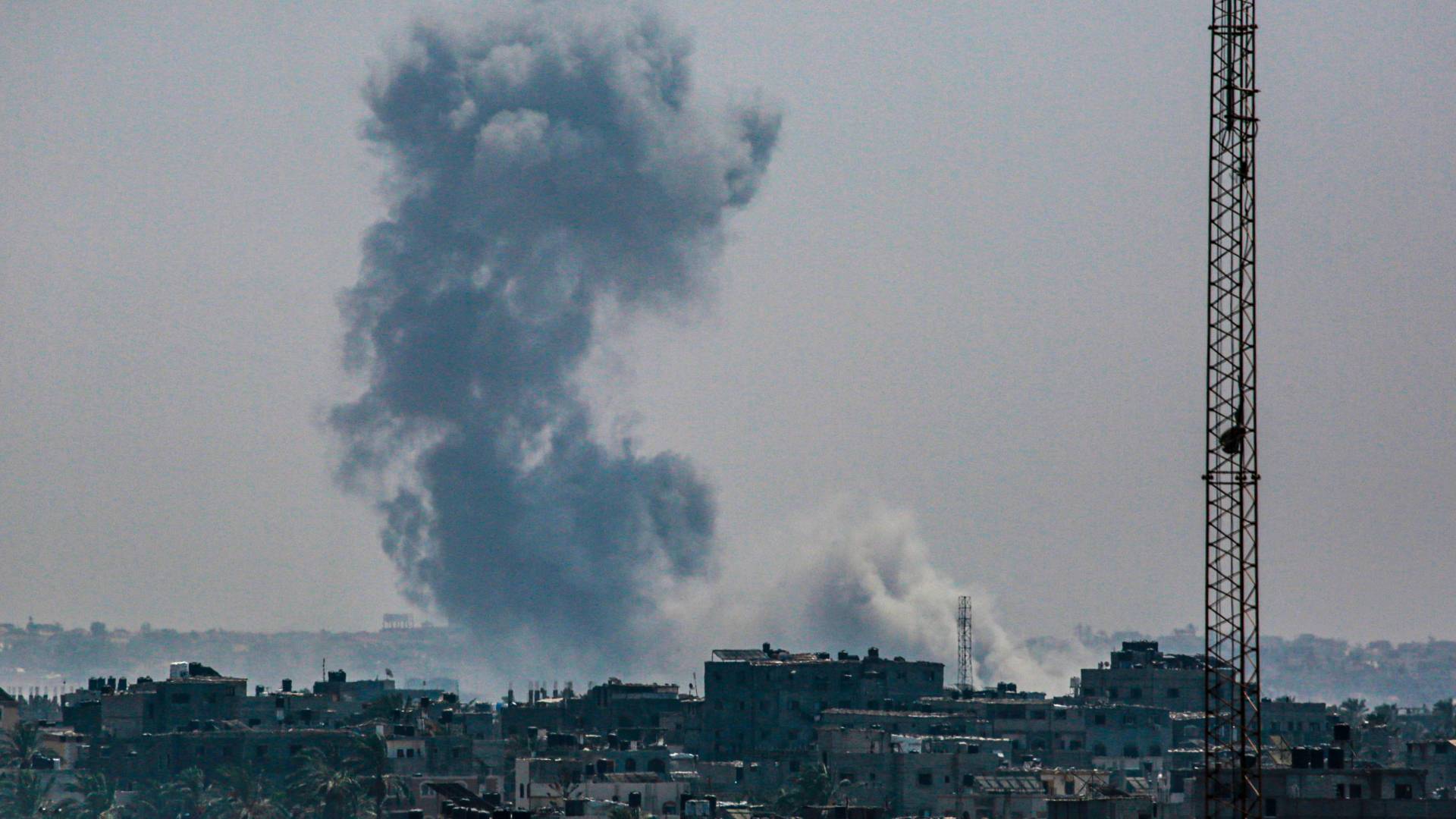 صورة ملتقطة من دير البلح وسط قطاع غزة تظهر الدخان يتصاعد بعد قصف الاحتلال