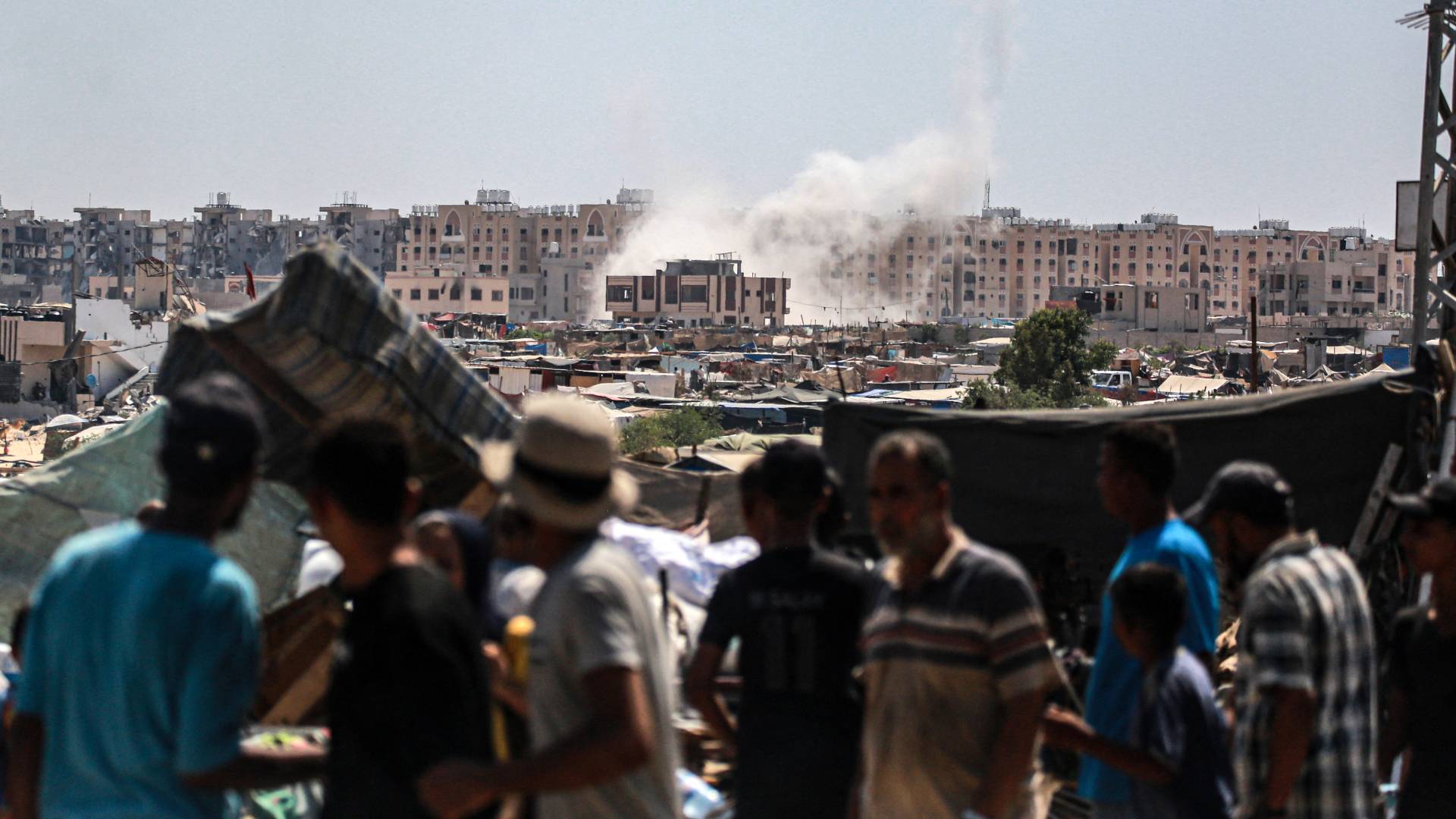 الاحتلال يواصل استهداف النازحين بالقرب من مجمع السكني في خان يونس