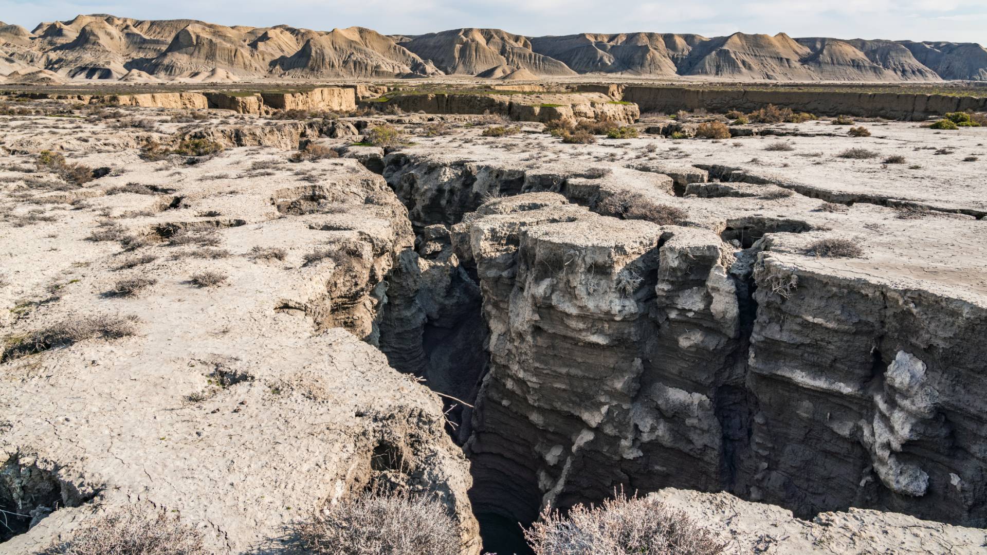 صورة تظهر تشققات أرضية نتيجة زلزال