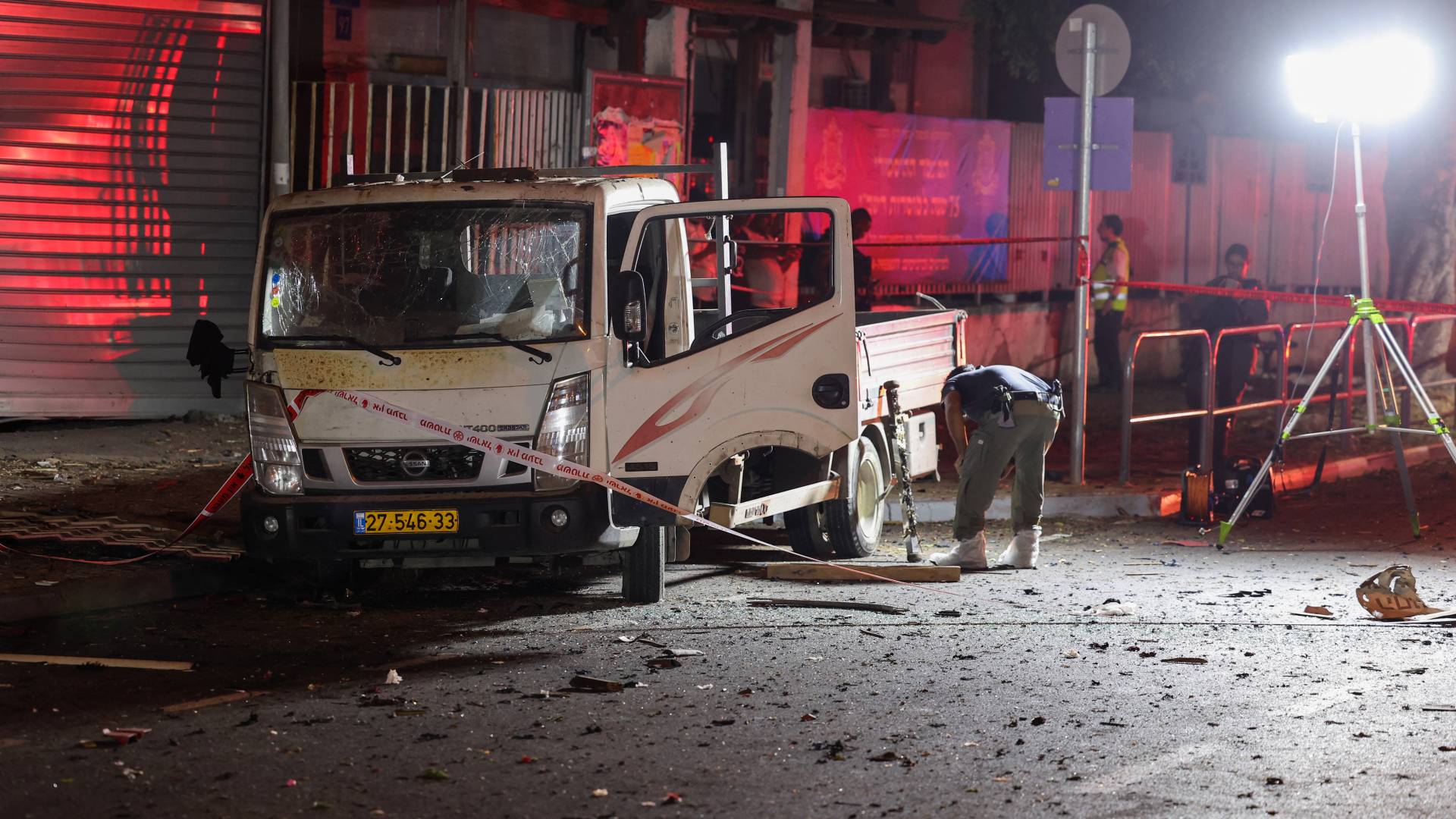 من مكان انفجار شاحنة في تل أبيب