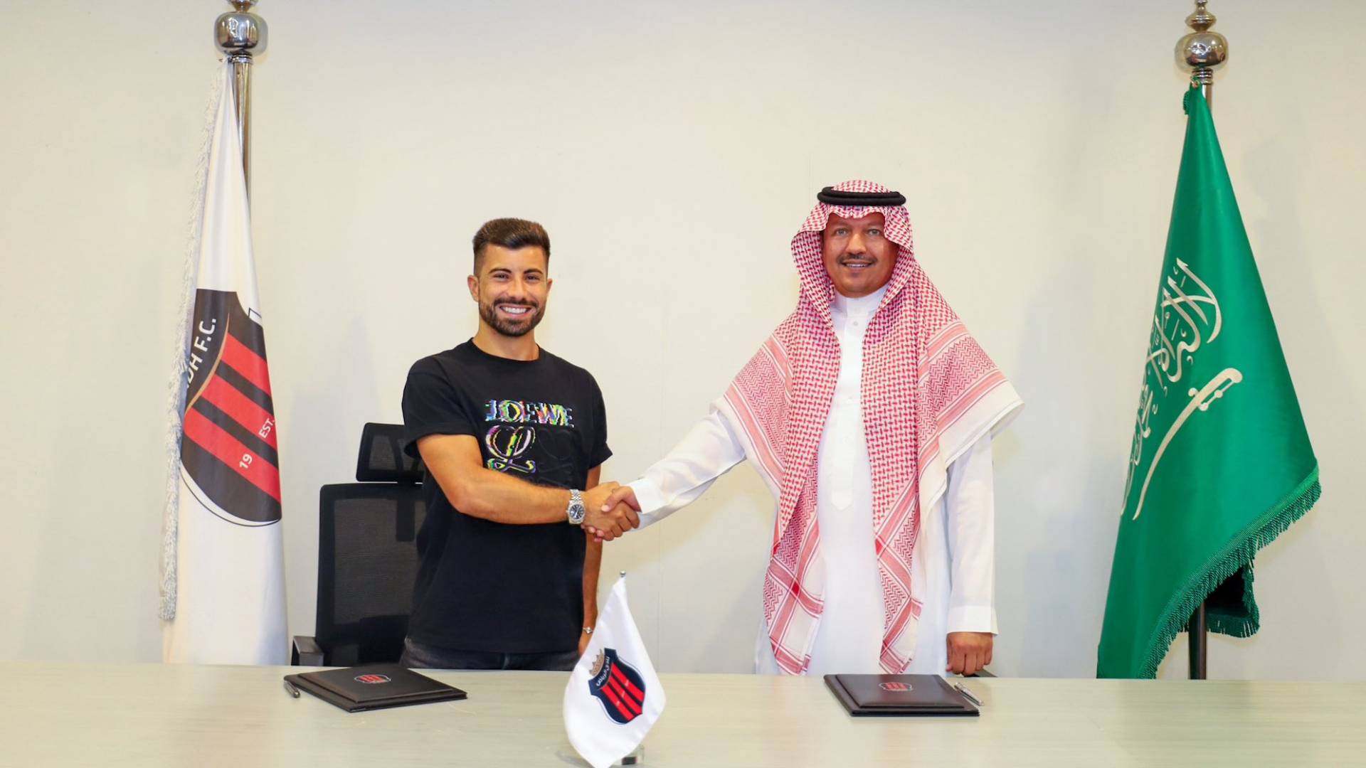 من توقيع نادي الرياض مع اللاعب كارافالو