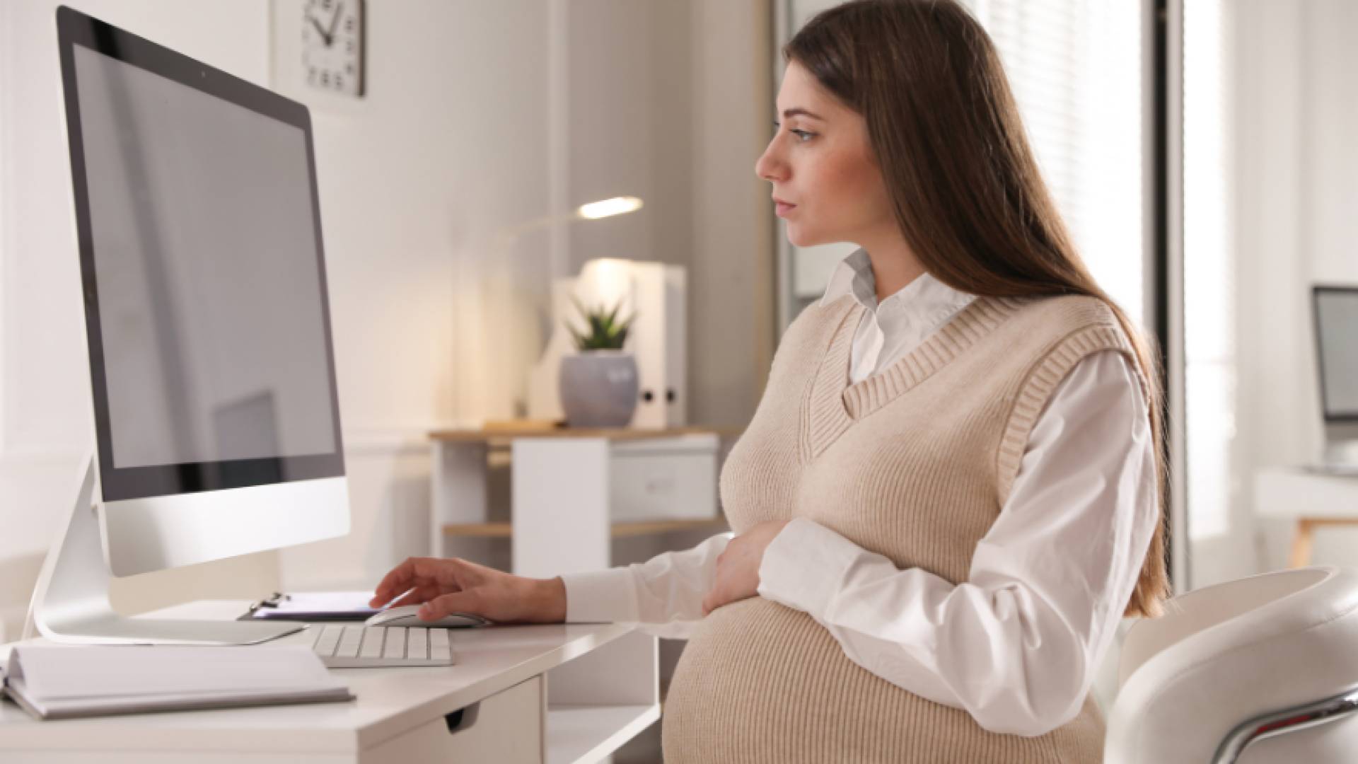 إجازة الأمومة وحظر فصل الحامل والتعطل عن العمل.. قوانين للتعديل في الأردن