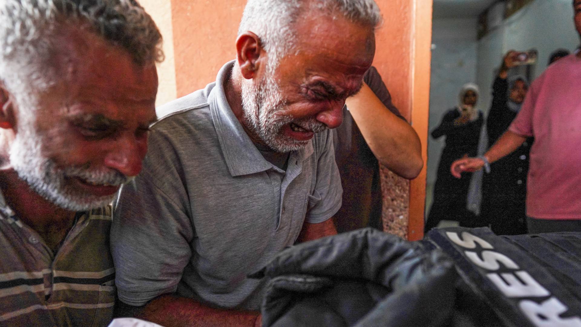 فلسطينيون يتعون أحد الشهداء في خان يونس