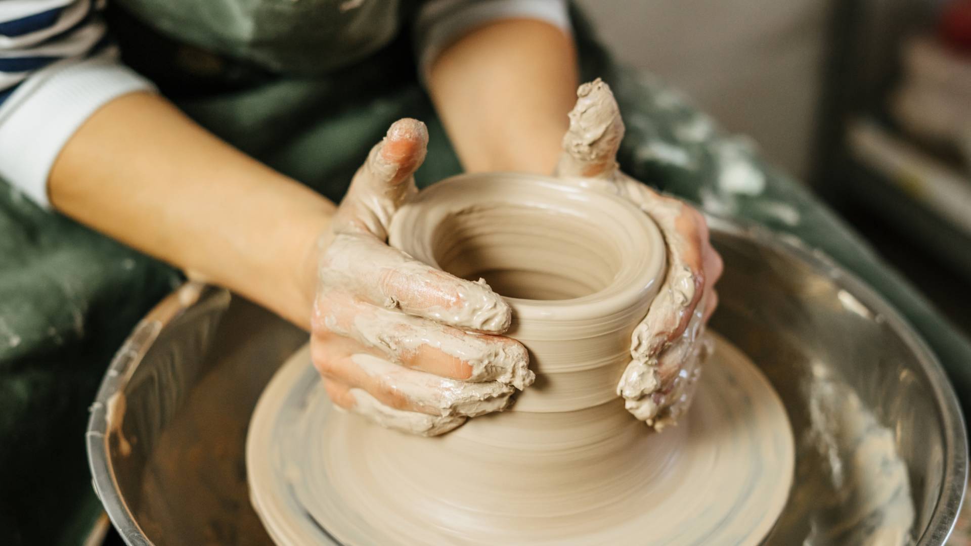 صورة تعبر عن صناعة الفخار