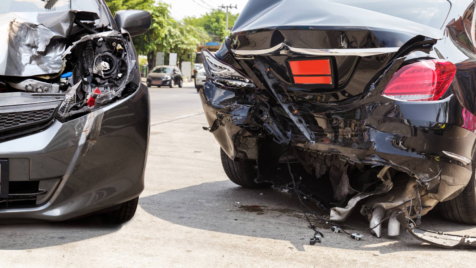 صورة تعبر عن حادث تصادم بين مركبتين