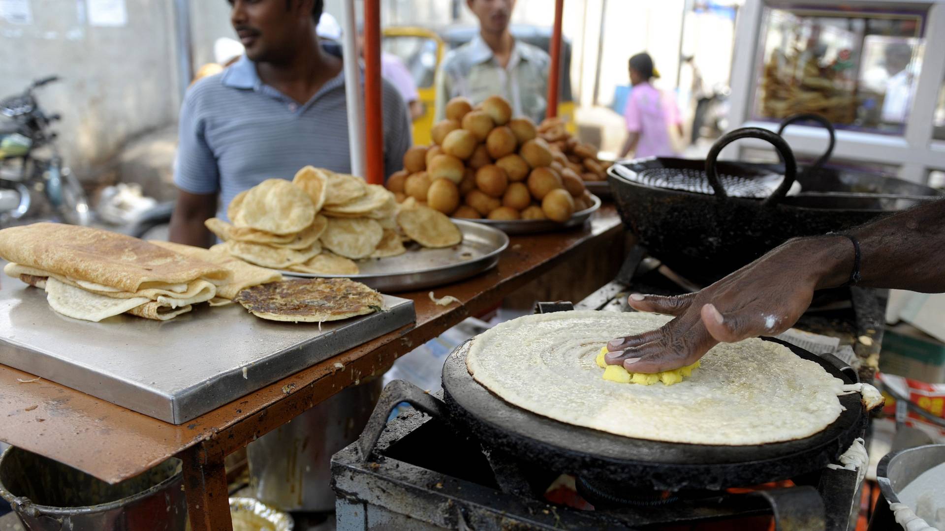 دراسة: تلوث واسع في أطعمة الشوارع في الهند يهدد الصحة العامة