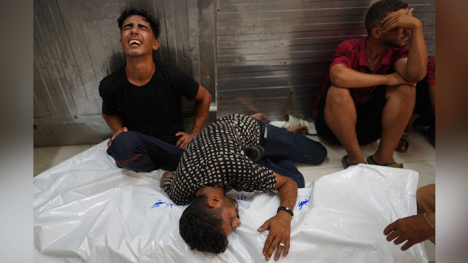 فلسطينيون قرب جثمان أحد أقاربهم عقب غارة للاحتلال استهدفت خان يونس