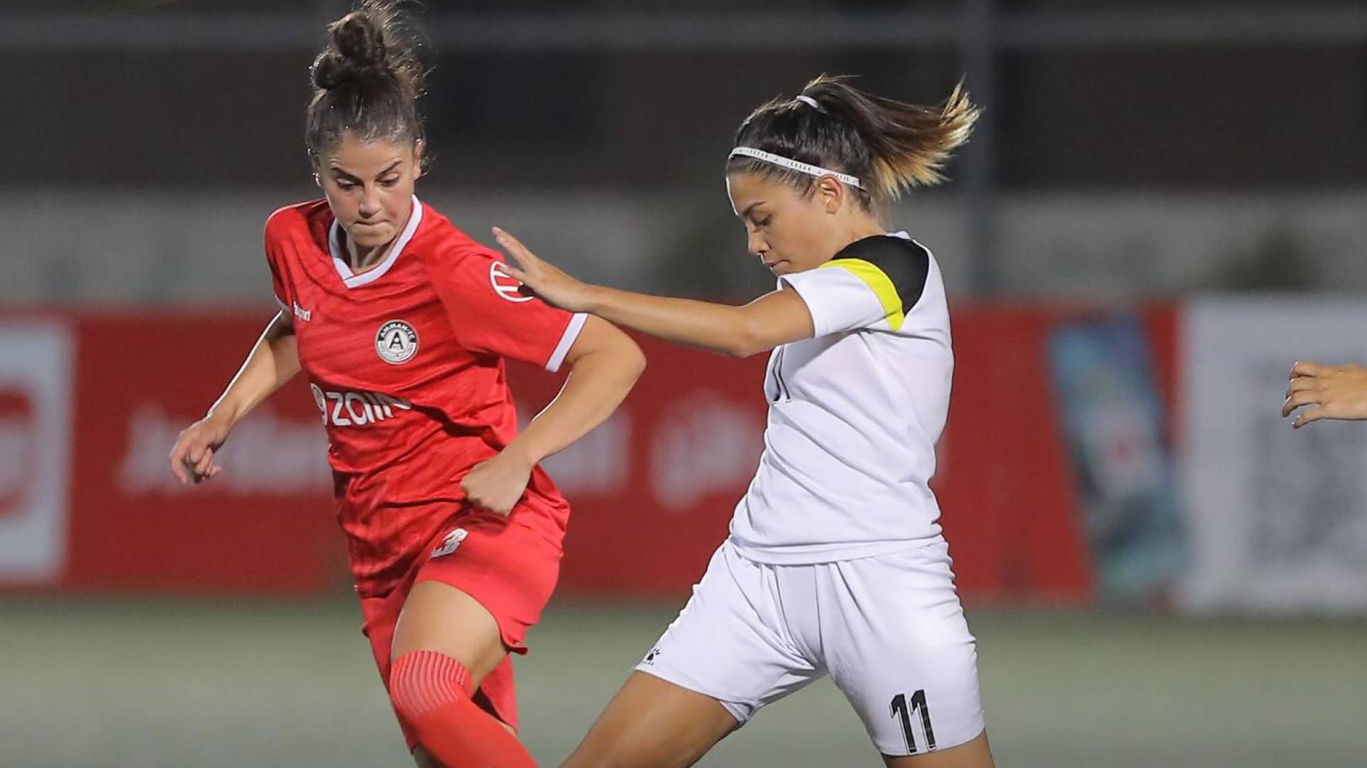 جانب من مباراة في دوري المحترفات لكرة القدم