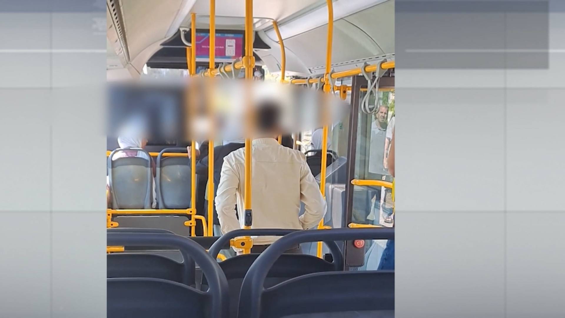 حافلة الباص السريع من الداخل خلال المشاجرة