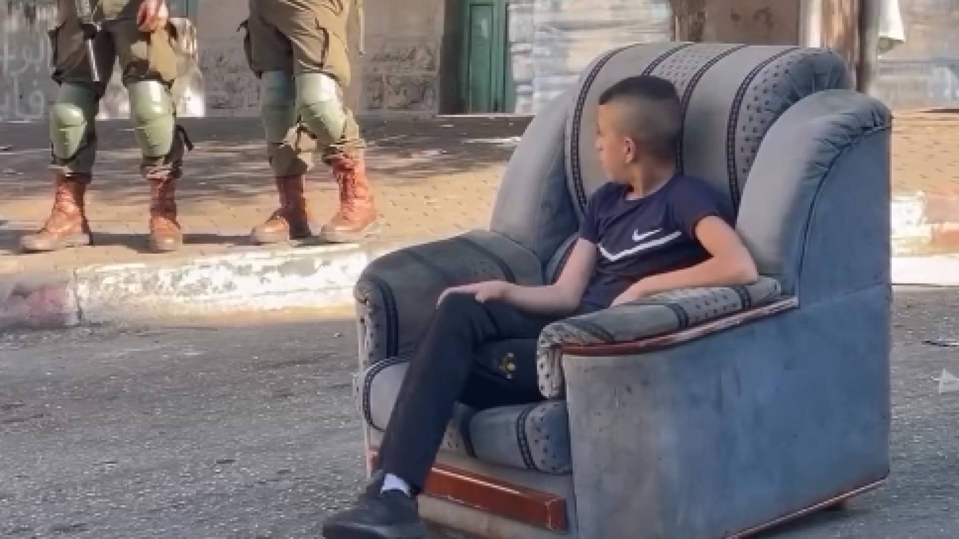 طفل فلسطيني يتحدى جنود الاحتلال في الخليل